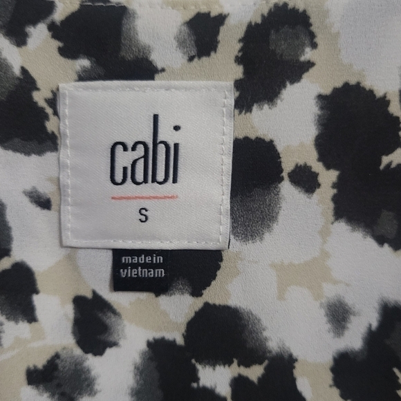 Cabi Leopard print wrap style roushing on sleeve top size small - Picture 8 of 14